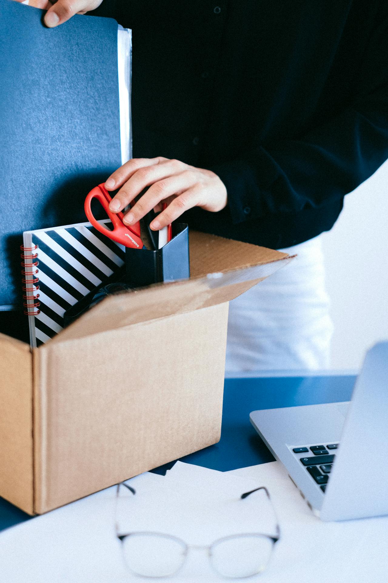 Worker packing belonging in to box